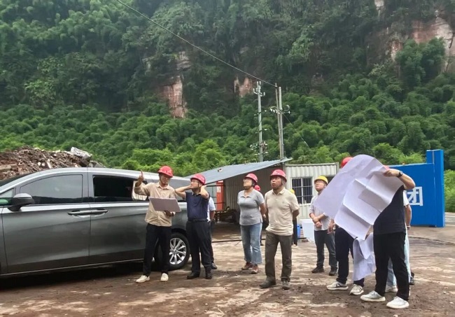 公司領導率隊赴沐川竹海景區呂家廠崩塌治理項目指導工作